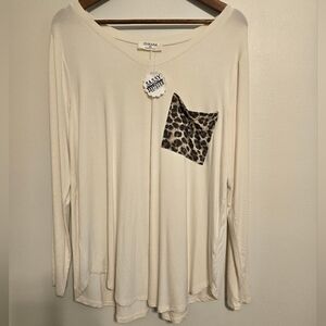Zenana Long Sleeve V-Neck Leopard Raglan Pocket Top / XL